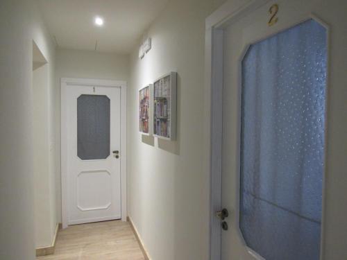 a hallway with a white door and a blue curtain at amurimè in Porto Empedocle