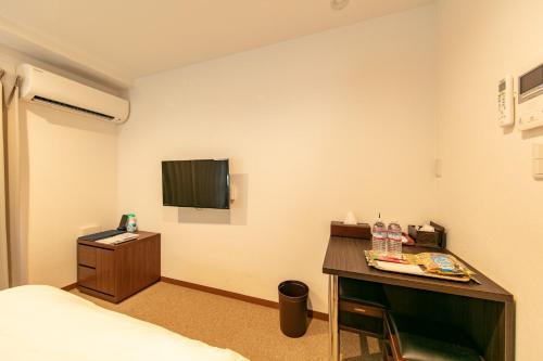 Habitación con cama, escritorio y TV. en Stay SAKURA Nihonbashi / Vacation STAY 51029, en Osaka