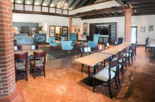 a restaurant with tables and chairs in a room at The Flagler Inn - Saint Augustine in Saint Augustine