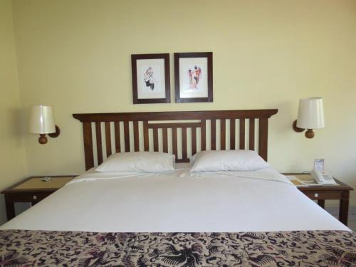 Cama o camas de una habitación en Besakih Beach Hotel