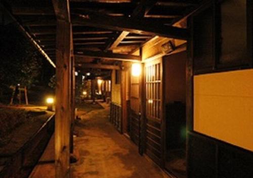 Una pasarela cubierta en un edificio por la noche en Kusu-gun - Hotel / Vacation STAY 51017, en Kokonoe