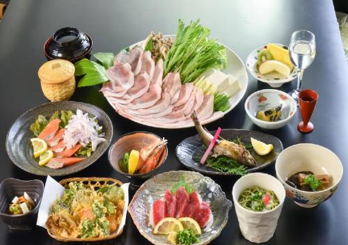 una mesa con muchos platos de comida. en Kusu-gun - Hotel / Vacation STAY 51017, en Kokonoe
