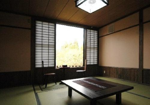 Habitación con mesa y ventana grande. en Kusu-gun - Hotel / Vacation STAY 51017, en Kokonoe