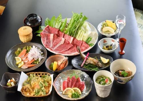 une table avec de nombreuses assiettes de nourriture dans l'établissement Kusu-gun - Hotel / Vacation STAY 51013, à Kokonoe