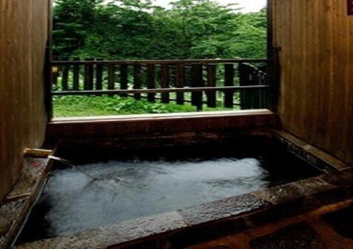 una piscina de agua en una habitación con ventana en Kusu-gun - Hotel / Vacation STAY 51017, en Kokonoe