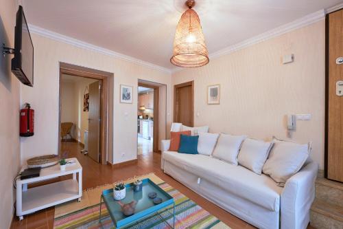 Een zitgedeelte bij Spacious and Renovated Apartment With Amazing Patio, By TimeCooler