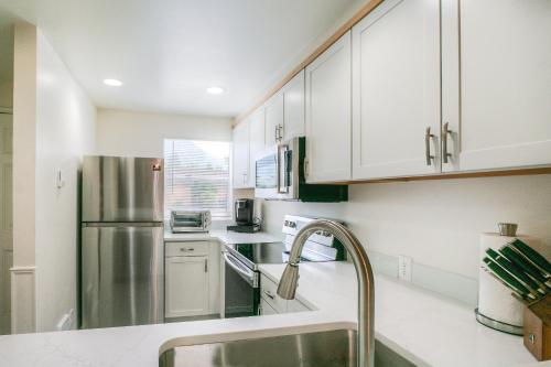 Dapur atau dapur kecil di Moon River Suites #4