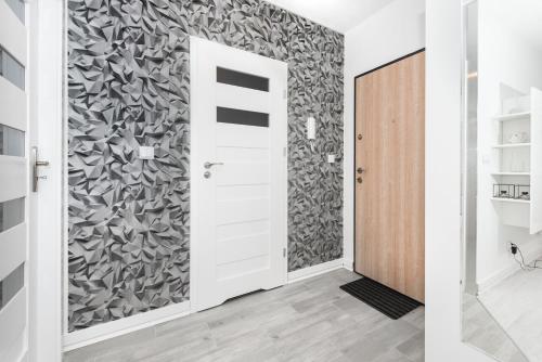 Kúpeľňa v ubytovaní SuperApart Augustówka 73 "Sleek 1BR Home with Balcony & Pet-Friendly"