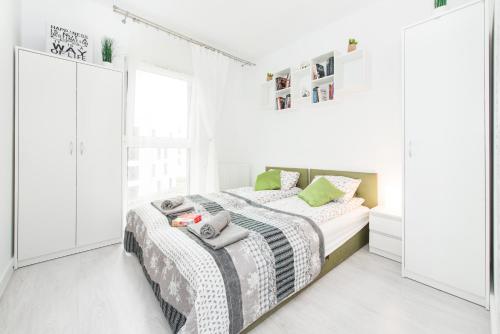 Posteľ alebo postele v izbe v ubytovaní SuperApart Augustówka 73 "Sleek 1BR Home with Balcony & Pet-Friendly"