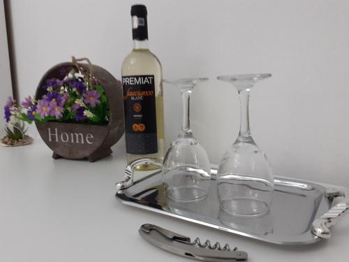 ein Tablett mit zwei Gläsern und einer Flasche Wein in der Unterkunft Casa Bella in Sibiu