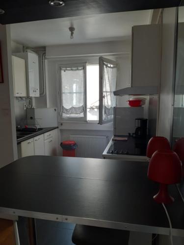 una cocina con una mesa en el medio. en Charmant appartement au pied du château, en Gien