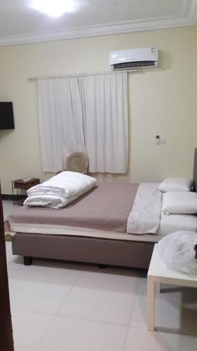 um quarto com uma cama grande e uma janela em Residence 21 em Kololi