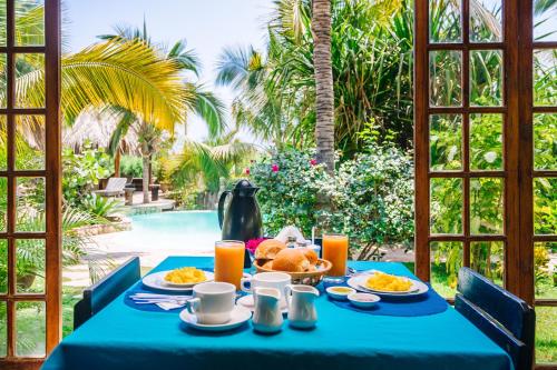 曼科拉的住宿－馬庫拉琪姆巴斯簡易別墅，一张桌子上放着蓝色桌布和食物