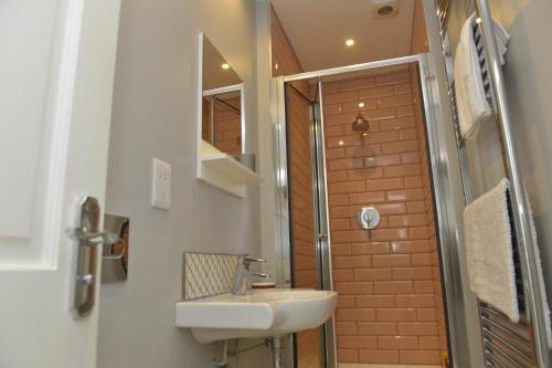Koupelna v ubytování Old Green Chambers spacious town centre apartment with free parking!