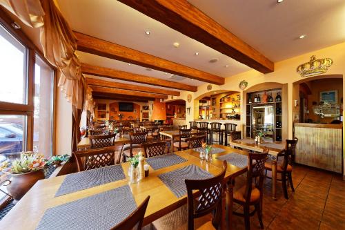 une salle à manger avec des tables et des chaises en bois dans l'établissement Hotel Max Inn, à Bratislava