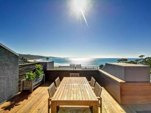 ローンにあるLorne Beachfront Accommodationの木製デッキ(テーブル付)