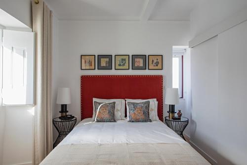 a bedroom with a large bed with a red headboard at Casa Brazao Mira in Casa Branca