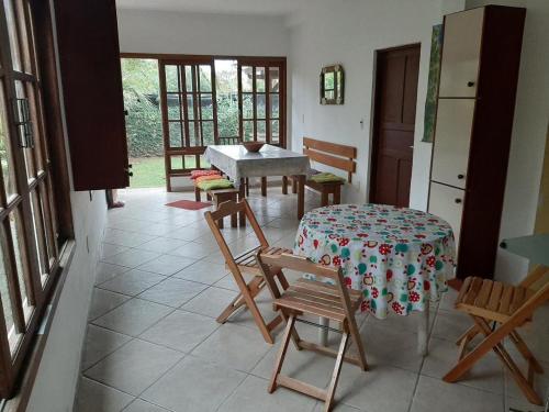 Habitación con mesa, sillas, mesa, mesa y sillas. en Monsal Casa para Temporada, en Florianópolis