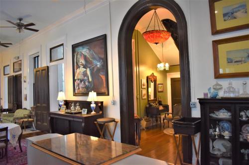Ruang duduk di Bazsinsky House