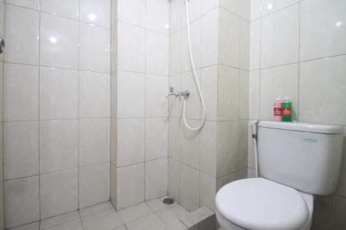 Ένα μπάνιο στο Apartemen The Springlake Summarecon Bekasi by Aparian