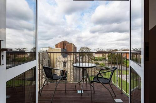 a balcony with a table and chairs on a balcony at Cruisers Haven in Southampton