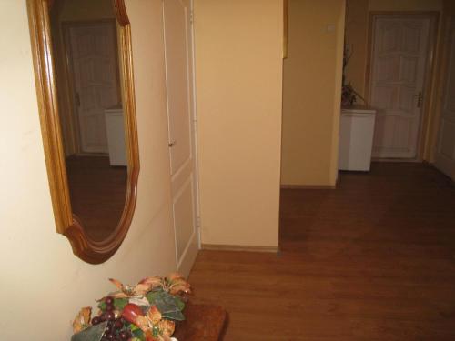 a hallway with a mirror and a bowl of fruit at Aroma Skuodiškio Užeiga in Skuodas