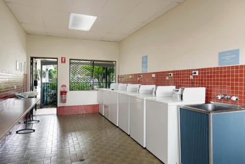 A kitchen or kitchenette at Discovery Parks - Ballina