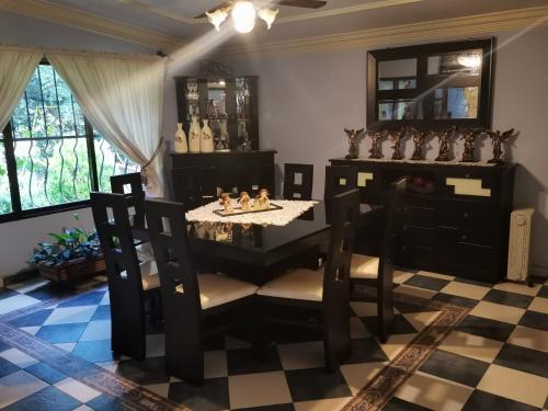 - une salle à manger avec une table et des chaises dans l'établissement Refugio de los Angeles, à Huasca de Ocampo