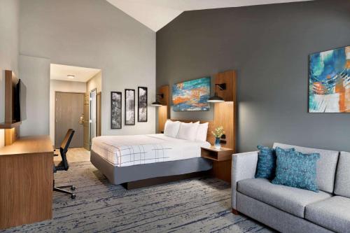 מיטה או מיטות בחדר ב-La Quinta by Wyndham Salem OR