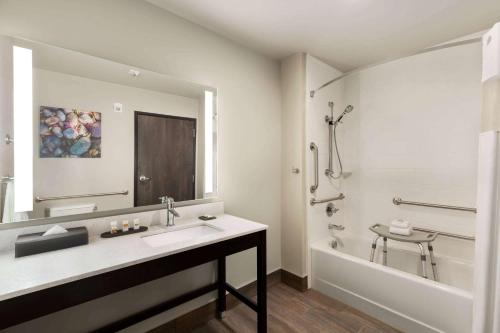 Vonios kambarys apgyvendinimo įstaigoje La Quinta Inn & Suites by Wyndham Burlington