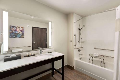 Gallery image of La Quinta Inn & Suites by Wyndham Burlington in Burlington