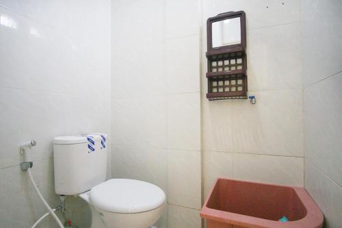 Kamar mandi di RedDoorz @ Pematangsiantar 2