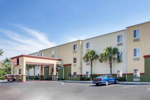 een auto geparkeerd voor een hotel bij Econo Lodge in Valdosta