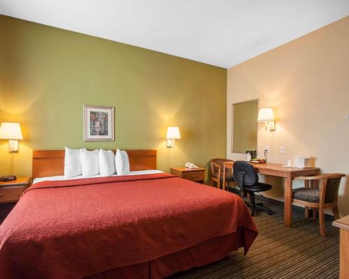 Una cama o camas en una habitación de Quality Inn Joplin I-44