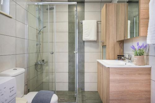Bilik mandi di B&M HOUSE,SIRILI,PLATANIAS