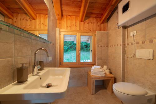 łazienka z białą umywalką i toaletą w obiekcie Limarò B&B w mieście Sarche di Calavino
