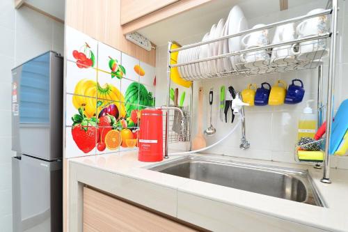 uma cozinha com um lavatório e um frigorífico em BSP21 Minions Homestay Near KLIA & Splash Mania em Bandar Saujana Putra