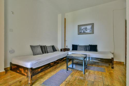 Una cama o camas en una habitación de Pataki Guesthouse