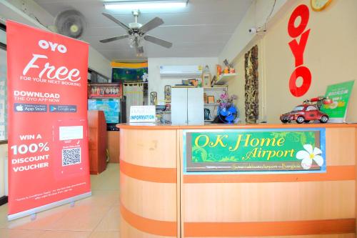 The lobby or reception area at OYO 376 Ok Home Airport