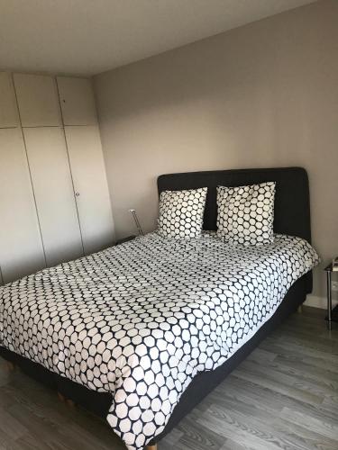 une chambre avec un grand lit avec deux oreillers dans l'établissement Très beau T2 dans parc montfleury ,proche centre ,au calme 44 bd Montfleury, à Cannes