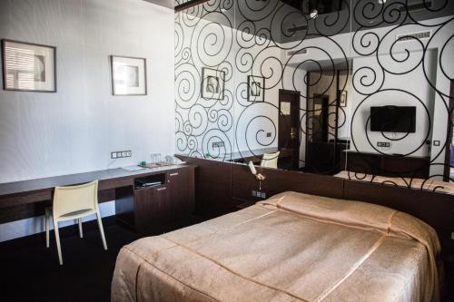 Un pat sau paturi într-o cameră la Letuchaya Mysh Hotel