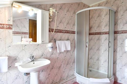 Phòng tắm tại Motel Perla Sigheteana