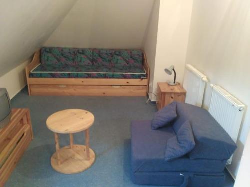 mały pokój z łóżkiem i małym stołem w obiekcie Apartment Klara w Rokitnicach nad Izerą