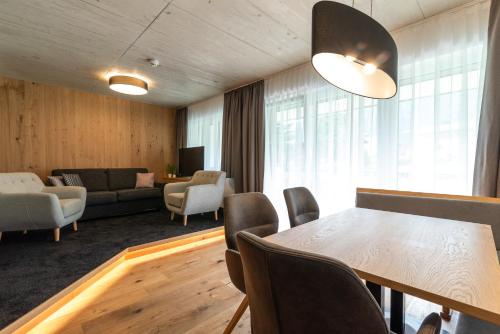a living room with a table and chairs at A Casa Elegance in Längenfeld