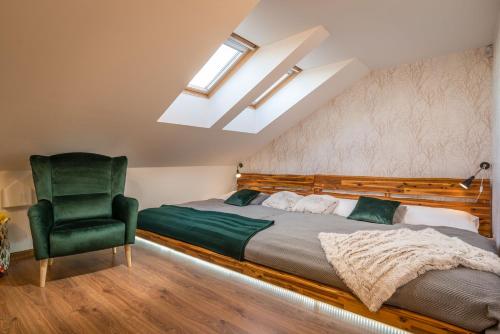 Un pat sau paturi într-o cameră la Apartmanica Residence 606