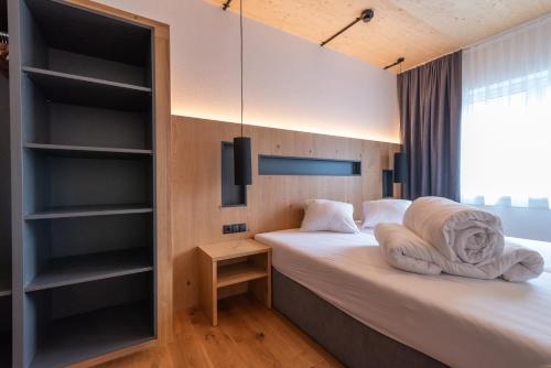 a bedroom with two beds and a window at A Casa Elegance in Längenfeld