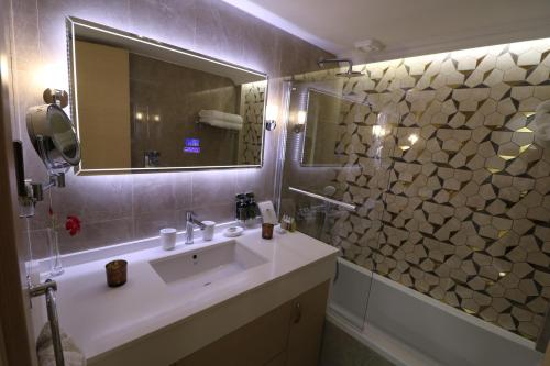 une salle de bain avec un lavabo et un miroir dans l'établissement Yulya Villa By Taimoura, à Paphos
