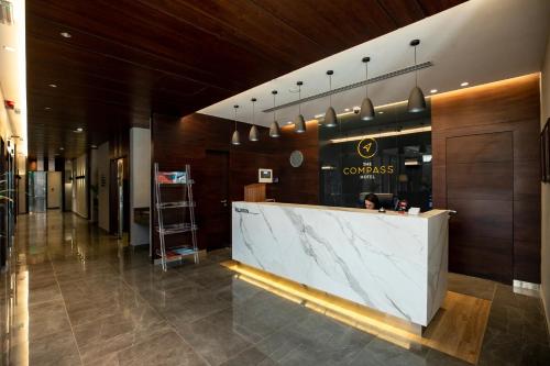 Predvorje ili recepcija u objektu The Compass Hotel