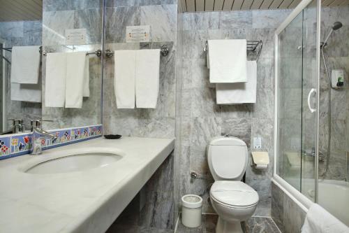 y baño con lavabo, aseo y ducha. en Club Yali Hotels & Resort, en Gumuldur