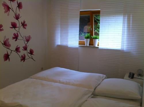 una camera da letto con un letto e un murale floreale sul muro di A Little Home a Rust